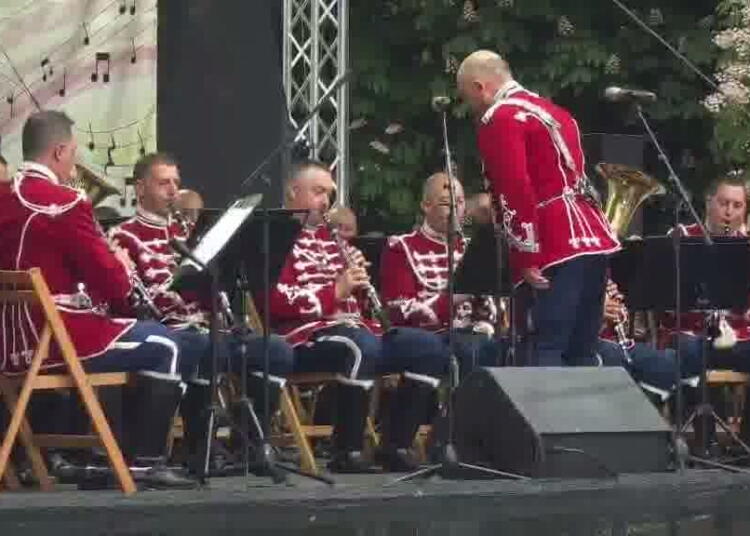 С дефиле и „Дунавско хоро“ започна фестивалът „Дико Илиев“ в Монтана
