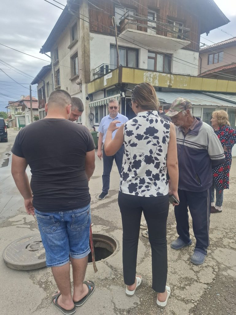 Областният управител Иван Каменов провери аварирала канализация в монтанския квартал Огоста