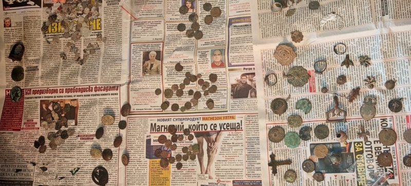 Удар на полицията! Откриха близо 400 старинни предмети в дома на иманяр от Монтанско /снимки/